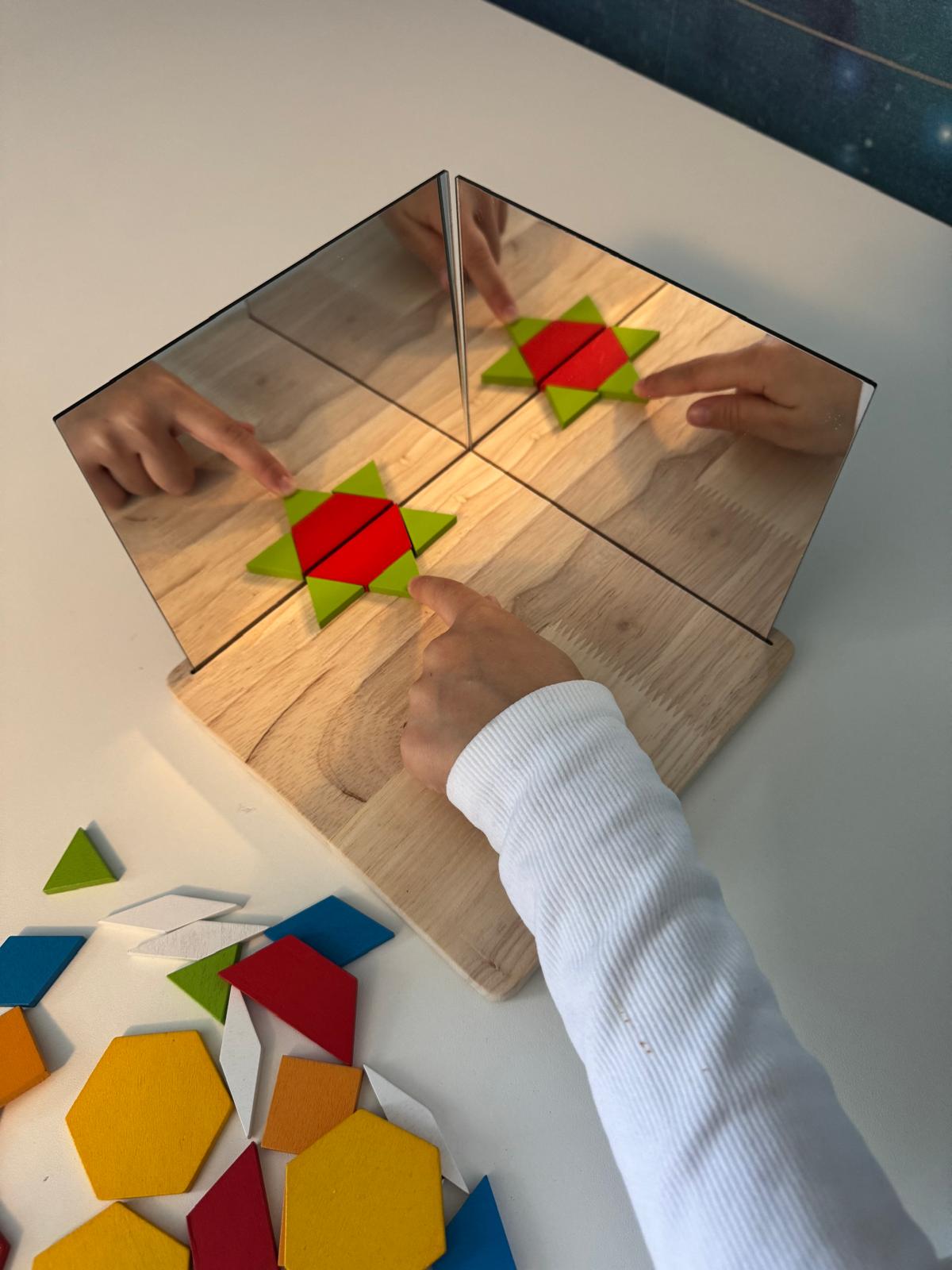 Symmetrie Spiel aus Holz mit Spiegel - mit flachen Bausteinen & Karten
