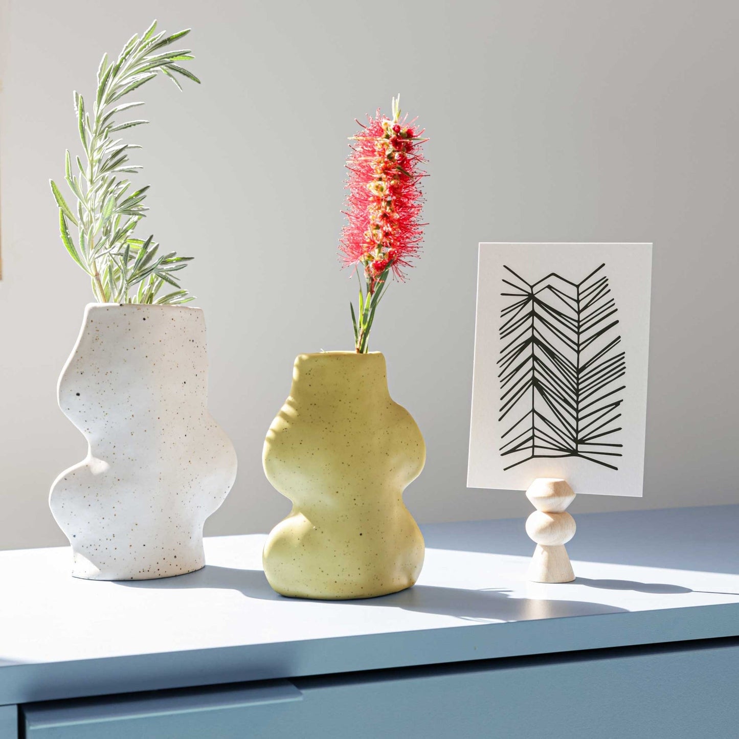 Fluxo Keramikvase mittel Weiß – Handgemachte Blumenvase 10x6x17cm – Moderne Deko Vase aus Portugal – Designvase für Trockenblumen & Schnittblumen